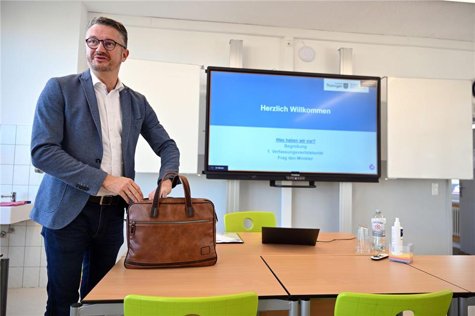 Thüringens Bildungsminister Christian Tischner (CDU) hat sich über datengestützte Schulentwicklung informiert. (Archivbild)Martin Schutt/dpa