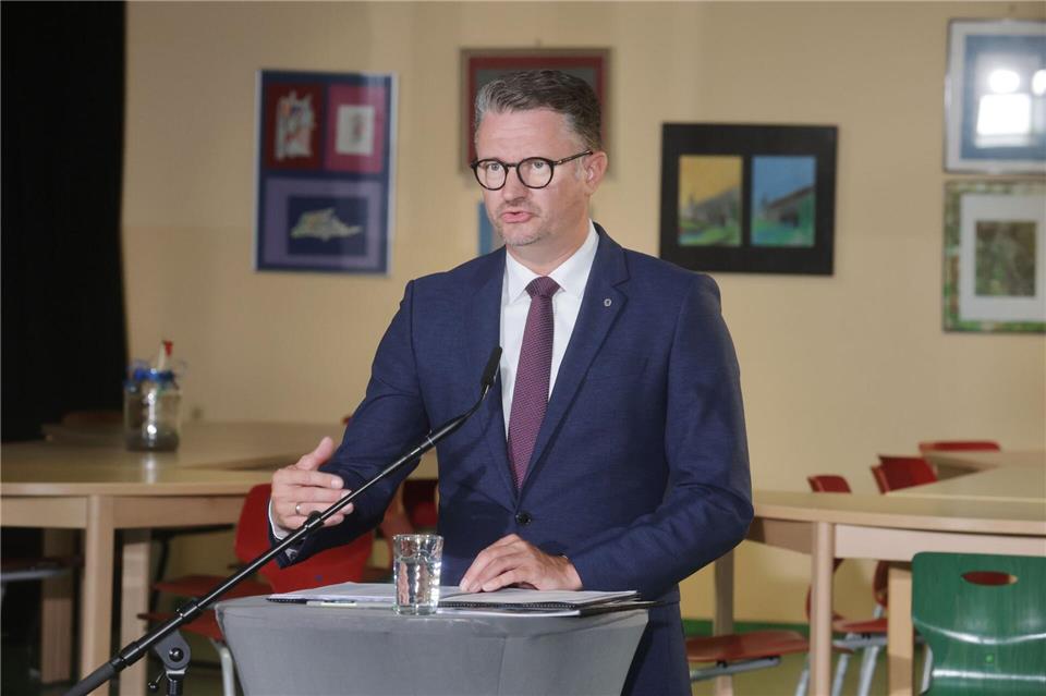 Thüringens Bildungsminister Christian Tischner (CDU) sieht im höheren Schulbudget eine Stärkung der Eigenverantwortung der Schulen. (Archivbild)Bodo Schackow/dpa