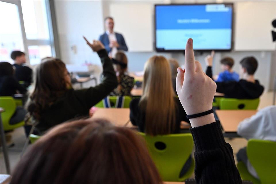 Thüringens Bildungsminister Christian Tischner hält eine Verfassungsviertelstunde.Martin Schutt/dpa
