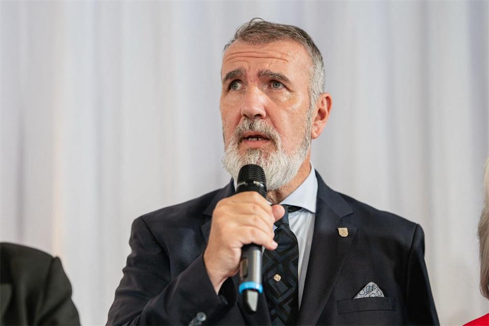 Thüringens Digitalminister Steffen Schütz (Thüringen.Gerecht) hat eine Vereinbarung mit den Kommunen zur einheitlichen Digitalisierung unterzeichnet. (Archivbild)Jacob Schröter/dpa