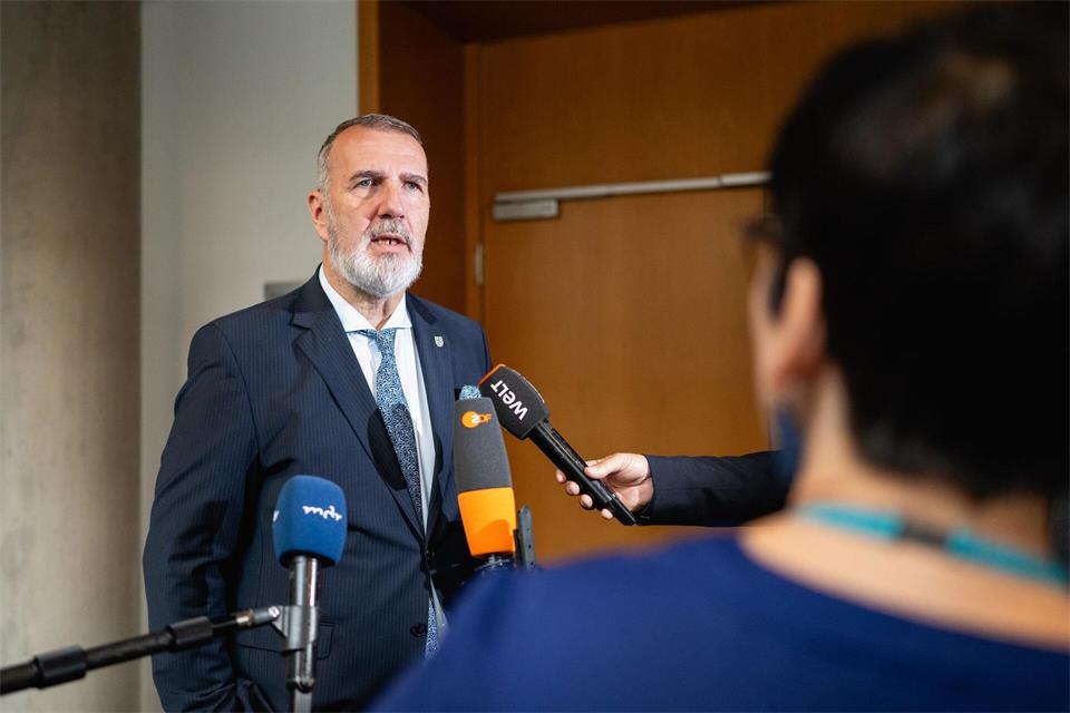 Thüringens Digitalminister und BSW-Politiker Steffen Schütz sieht das Agieren der Bundesspitze des BSW kritisch, aber keinen Grund, die Partei zu verlassen.  Jacob Schröter/dpa