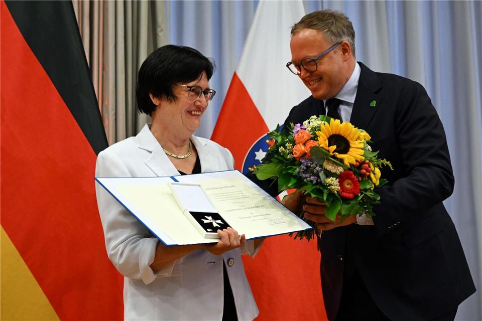 Thüringens Ex-Ministerpräsidentin Christine Lieberknecht bekam den Thüringer Verdienstorden von Regierungschef Mario Voigt (beide CDU) überreicht. Martin Schutt/dpa