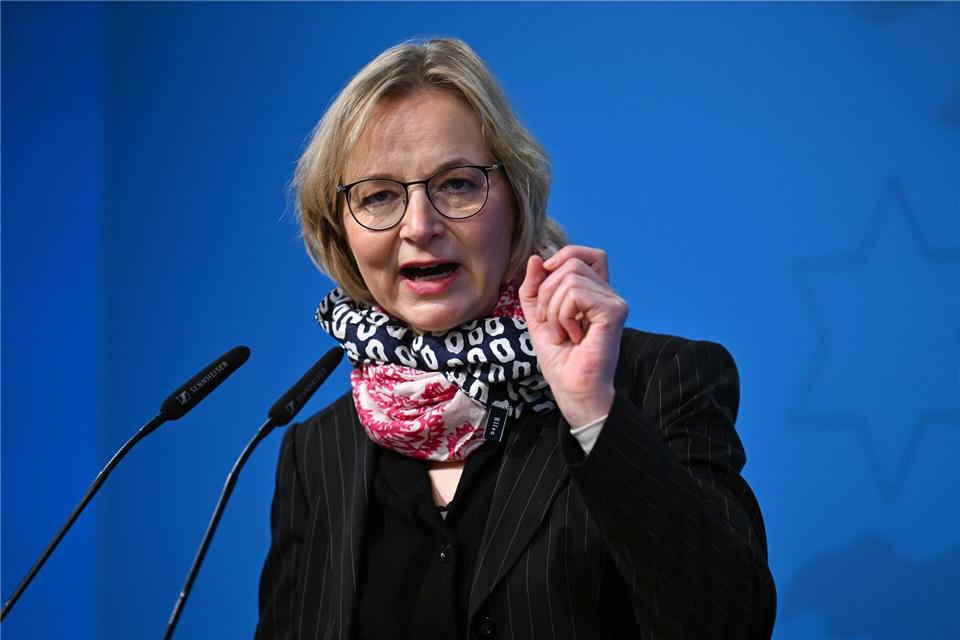 Thüringens Finanzministerin Katja Wolf (BSW) hat eine Ausweitung der Telefonzeiten der Thüringer Finanzämter angekündigt. (Archivbild)Martin Schutt/dpa