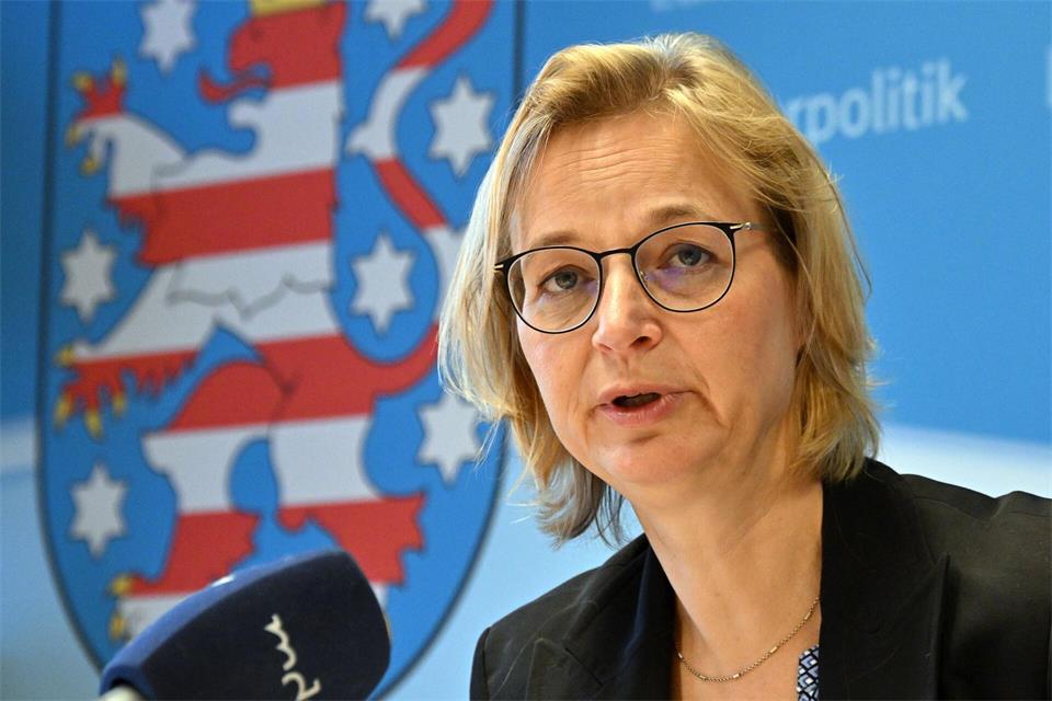 Thüringens Finanzministerin Katja Wolf (Thüringen.Gerecht) rechnet zwar mit Mehreinnahmen bei den Steuern. Doch der Blick auf den Landeshaushalt bleibt ihrer Meinung nach angespannt. (Archivbild)Martin Schutt/dpa