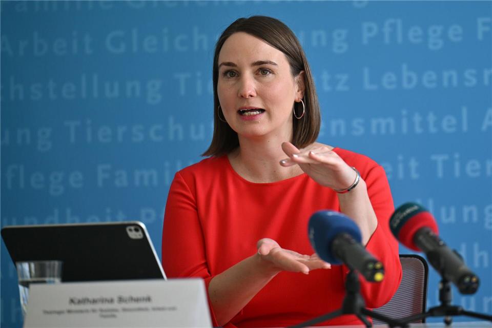 Thüringens Gesundheitsministerin Katharina Schenk (SPD) will nach der Corona-Pandemie in den Gesundheitsämtern aufgebautes Personal gern halten. (Archivbild)Martin Schutt/dpa