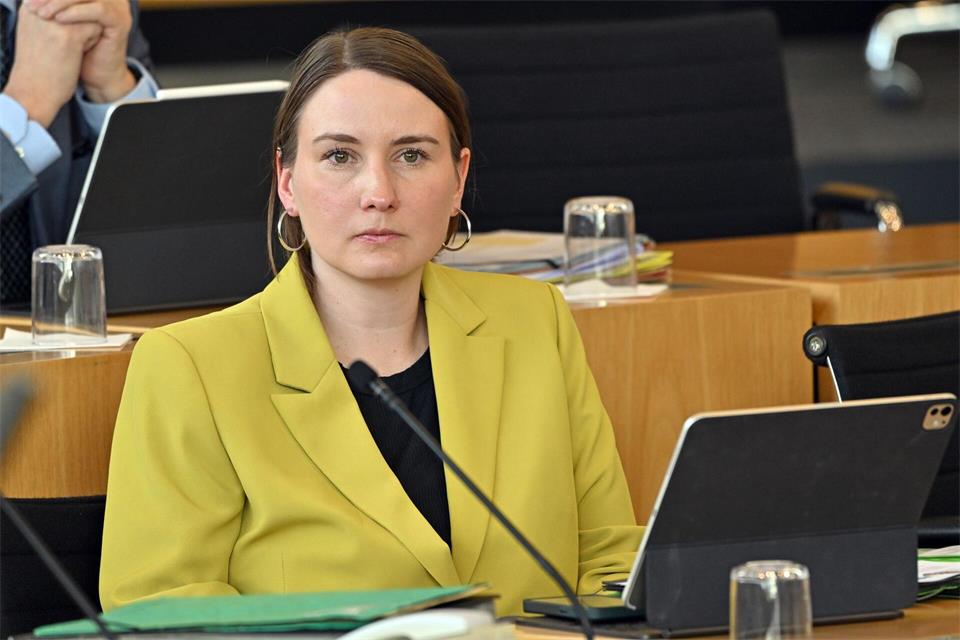 Thüringens Gesundheitsministerin Katharina Schenk hält nichts von einem Zurückschrauben der Kinderkrankentage auf Vor-Corona-Niveau. (Archivbild)Martin Schutt/dpa