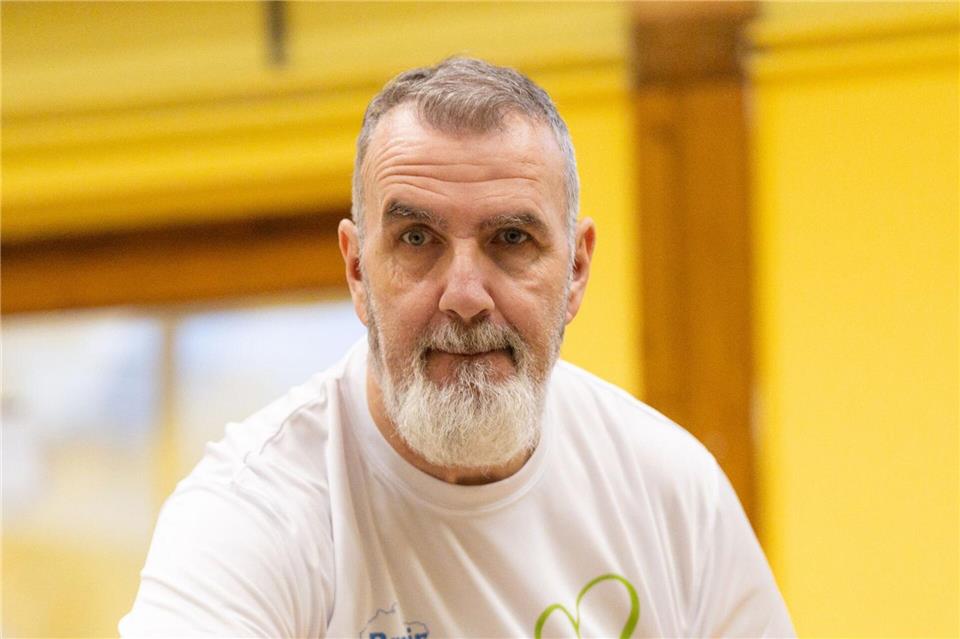 Thüringens Infrastrukturminister Steffen Schütz spielt beim Benefiz-Tischtennisturnier in Sülzfeld an der Platte.Michael Reichel/dpa