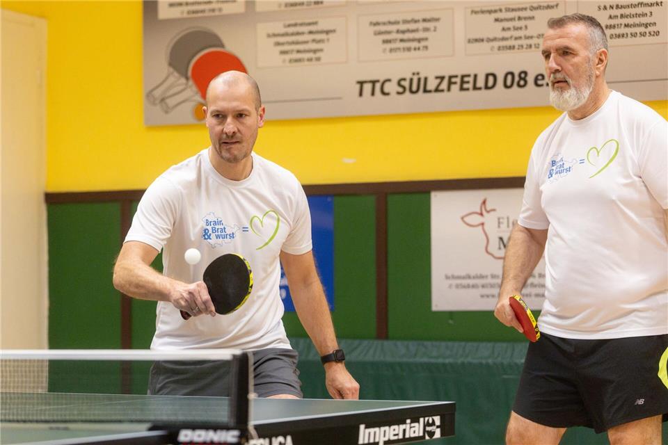 Thüringens Infrastrukturminister Steffen Schütz spielt beim Benefiz-Tischtennisturnier in Sülzfeld an der Platte.Michael Reichel/dpa