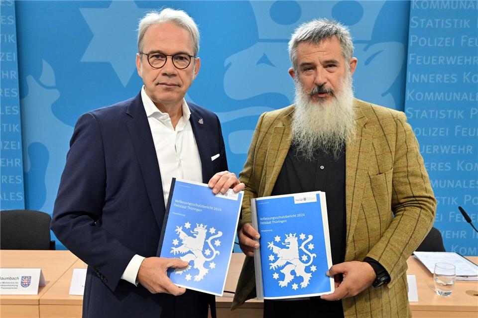 Thüringens Innenminister Georg Maier (SPD) und der Präsident des Landesverfassungsschutzes, Stephan Kramer, stellen den neuen Verfassungsschutzbericht vor. Martin Schutt/dpa