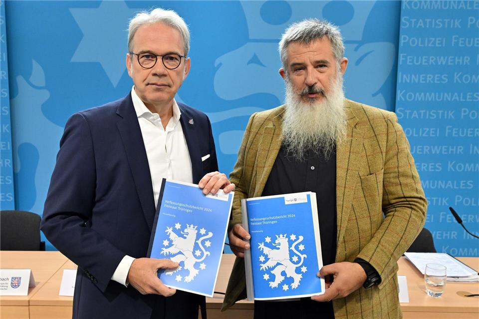 Thüringens Innenminister Georg Maier (SPD) und der Präsident des Landesverfassungsschutzes, Stephan Kramer (r), stellen den neuen Verfassungsschutzbericht vor.Martin Schutt/dpa