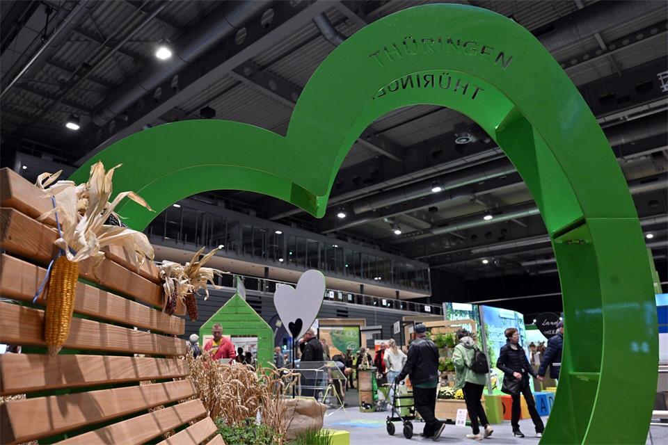 Thüringens Landwirtschaftsministerin hat die Auszeichnungen im Rahmen der Landwirtschaftsmesse „Grüne Tage Thüringen“ verliehen. Martin Schutt/dpa