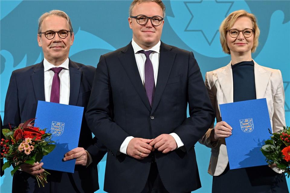 Thüringens Ministerpräsident Mario Voigt (CDU, M) hat zwei Stellvertreter: Innenminister Georg Maier (SPD, l) und Finanzministerin Katja Wolf (BSW).Martin Schutt/dpa