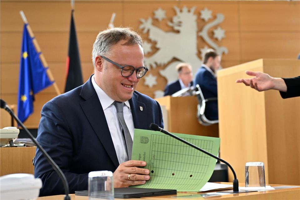 Thüringens Ministerpräsident Mario Voigt (CDU) fordert Altersbeschränkungen für die Nutzung von Smartphones und sozialen Medien.Martin Schutt/dpa