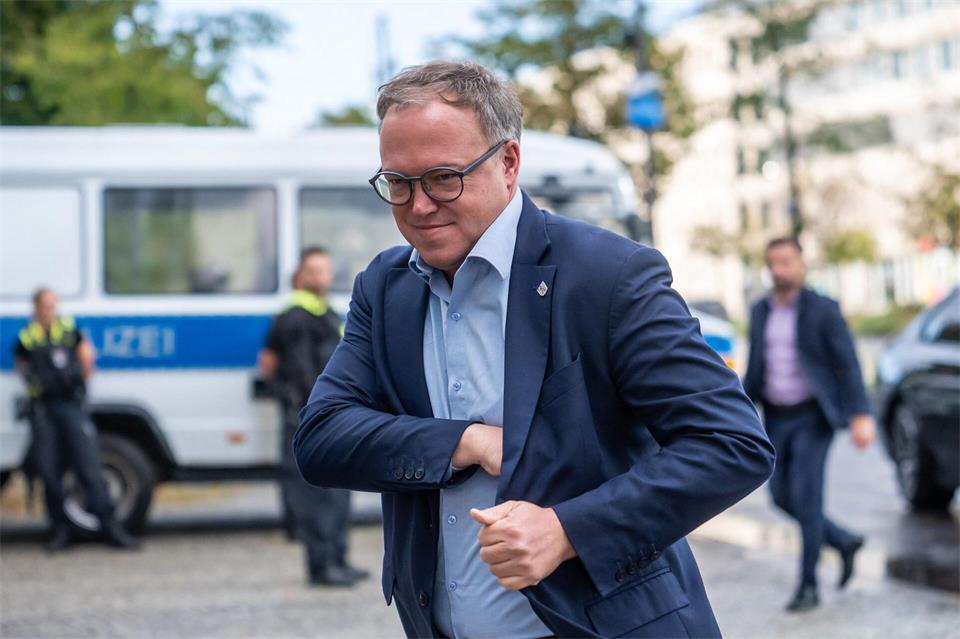 Thüringens Ministerpräsident Mario Voigt (CDU) fordert ein Umdenken in der Politik. (Archivbild)Michael Kappeler/dpa