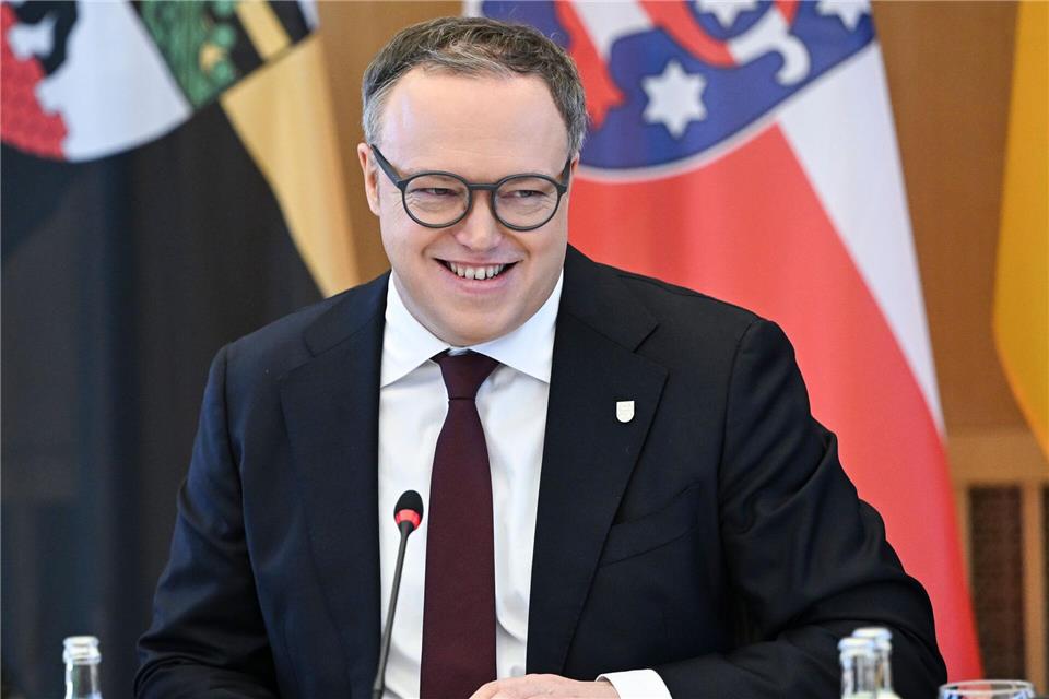 Thüringens Ministerpräsident Mario Voigt (CDU) freut sich über den Abschluss der Koalitionsverhandlungen von Union und SPD in Berlin. (Archivbild)Jens Kalaene/dpa