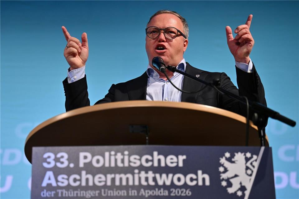 Thüringens Ministerpräsident Mario Voigt (CDU)  geht die AfD hart an. Martin Schutt/dpa