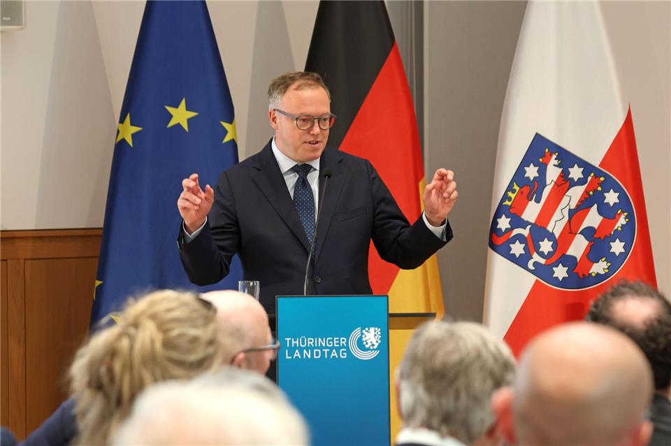 Thüringens Ministerpräsident Mario Voigt (CDU) hielt bei der Gedenkveranstaltung eine Rede. Matthias Bein/dpa