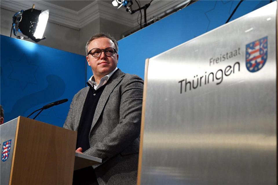 Thüringens Ministerpräsident Mario Voigt (CDU) in der Regierungsmedienkonferenz: Künftig soll die Pressekonferenz nach der Kabinettssitzung von der früheren MDR-Journalistin Sina Reeder geleitet werden. (Archivbild)Martin Schutt/dpa