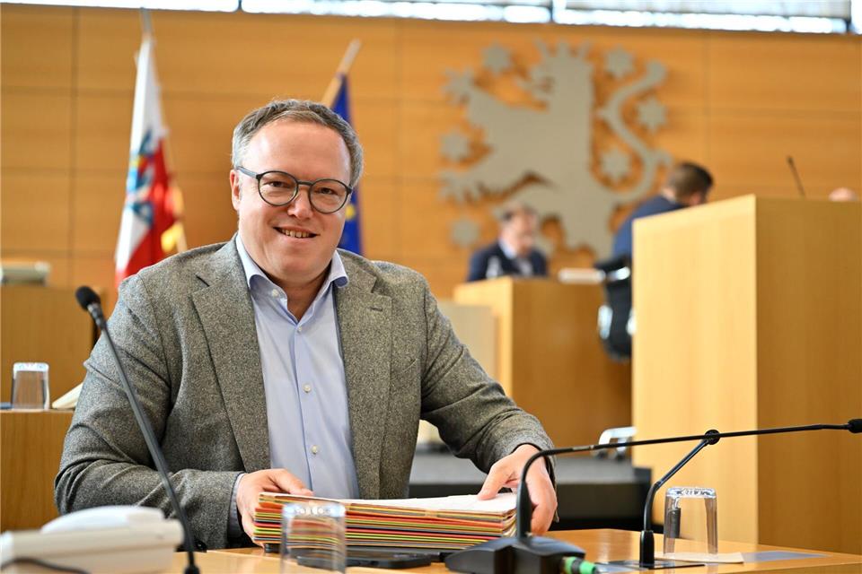 Thüringens Ministerpräsident Mario Voigt (CDU) ist froh über weniger Unterrichtsausfall im Freistaat. (Archivbild)Martin Schutt/dpa