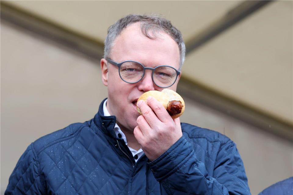 Thüringens Ministerpräsident Mario Voigt (CDU) ist seit Jahren ein bekennender Bratwurstfan.Bodo Schackow/dpa