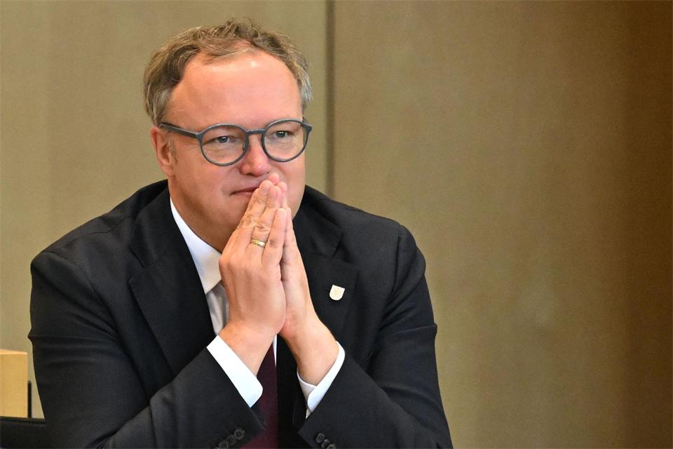 Thüringens Ministerpräsident Mario Voigt (CDU) kämpft nicht mehr um seine Doktorarbeit. (Archivbild)Martin Schutt/dpa