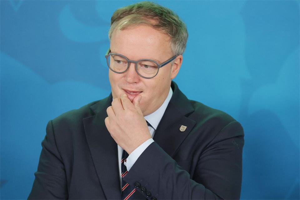 Thüringens Ministerpräsident Mario Voigt (CDU) kann kein Professor mehr an der privaten Quadriga Hochschule in Berlin sein. (Archivbild)Bodo Schackow/dpa