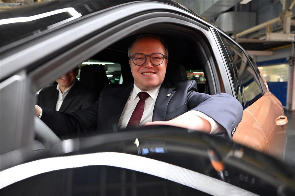 Thüringens Ministerpräsident Mario Voigt (CDU) nahm bei Opel Platz am Steuer eines in Eisenach produzerten Wagens.Martin Schutt/dpa