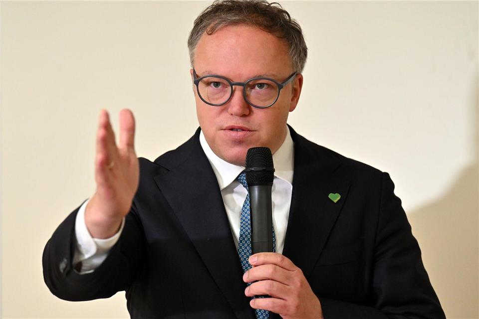 Thüringens Ministerpräsident Mario Voigt (CDU) sieht in AfD-Plänen zur Neuregelung von Staatsleistungen einen Angriff auf die Kirchen. (Archivbild)Martin Schutt/dpa