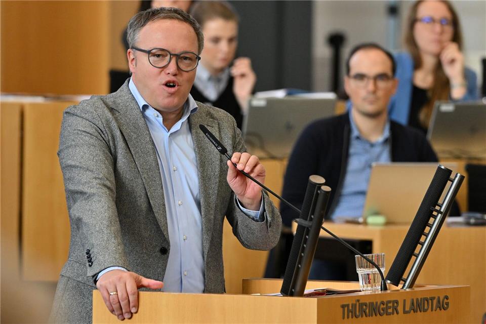 Thüringens Ministerpräsident Mario Voigt (CDU) stellte sich im Parlament in einer Regierungsbefragung den Fragen der Abgeordneten. Martin Schutt/dpa