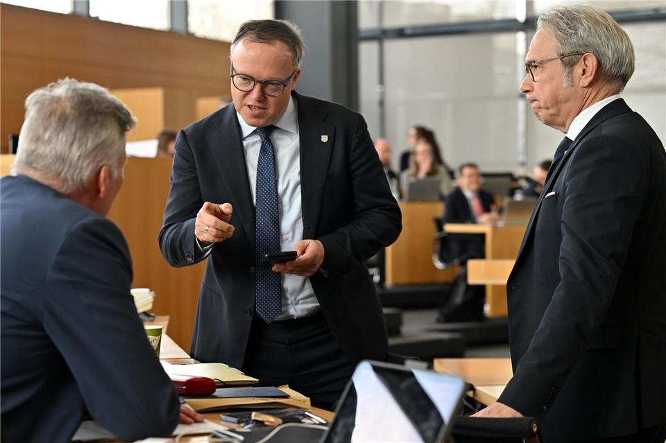 Thüringens Ministerpräsident Mario Voigt (CDU) und Innenminister Georg Maier (SPD) verurteilen einen Angriff auf Journalisten in Fretterode. (Archivbild)Martin Schutt/dpa