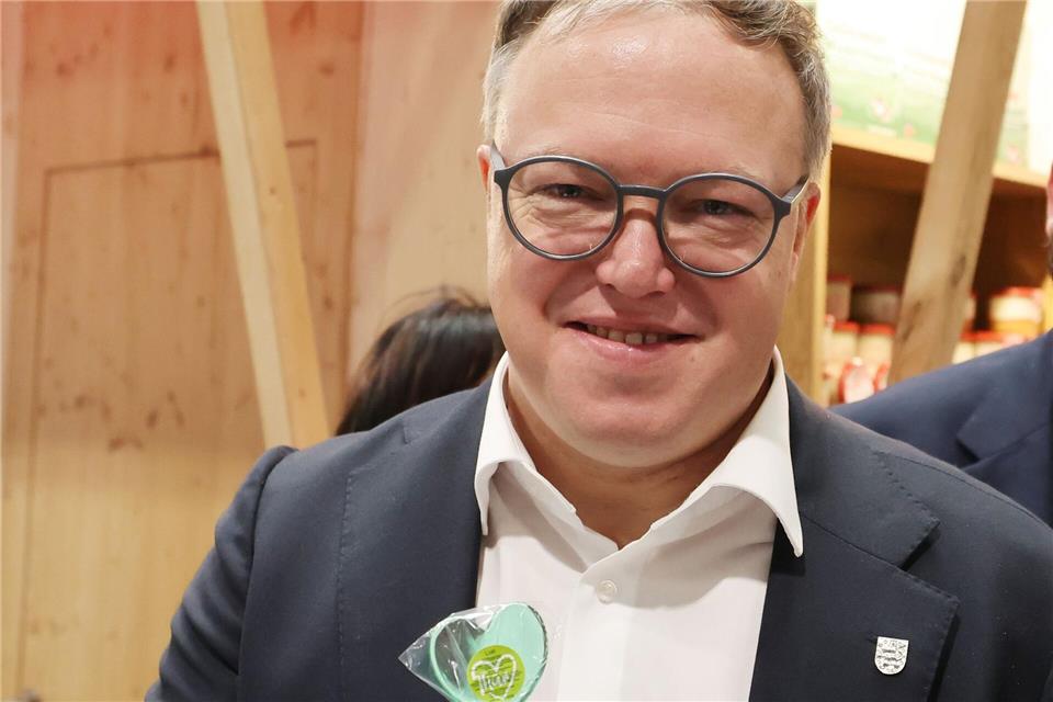 Thüringens Ministerpräsident Mario Voigt (CDU) verschaffte sich bei einem Rundgang auf der „Thüringen-Ausstellung“ einen Überblick.Bodo Schackow/dpa