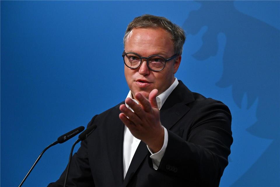 Thüringens Ministerpräsident Mario Voigt (CDU) will mehr Kinder- und Jugendschutz im Internet erreichen. (Archivbild)Martin Schutt/dpa