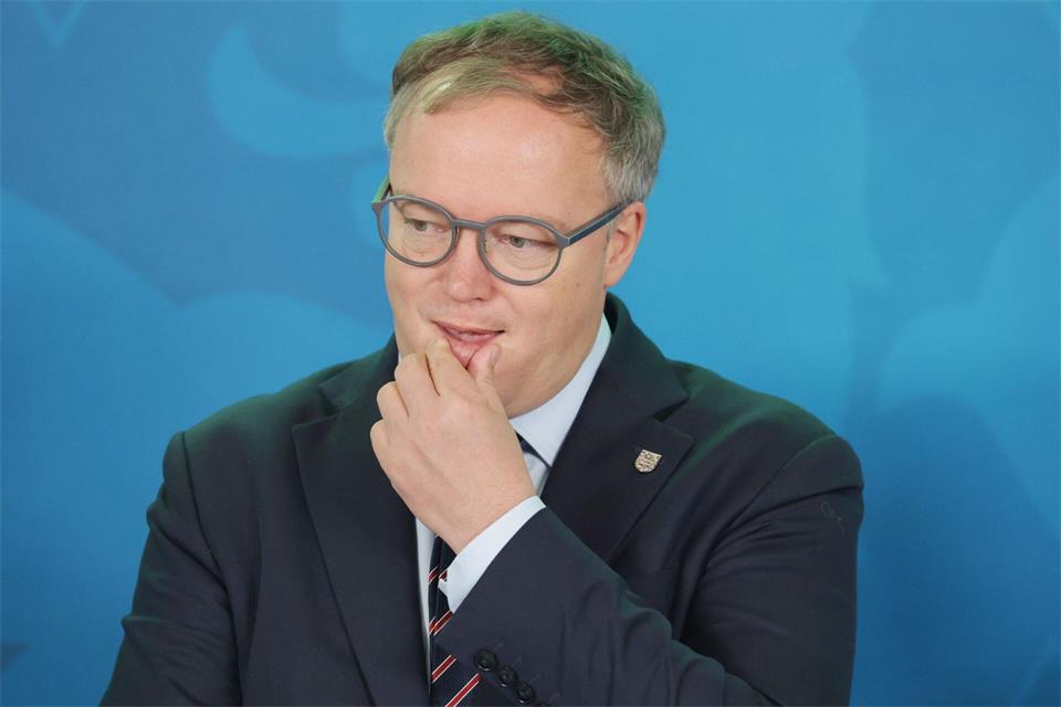 Thüringens Ministerpräsident Mario Voigt (CDU) will nicht länger mit juristischen Schritten um seine Doktorarbeit kämpfen. (Archivbild)Bodo Schackow/dpa