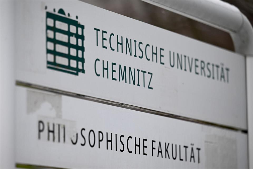 Thüringens Ministerpräsident Mario Voigt hat seine Klage gegen die TU Chemnitz zurückgezogen. In dem Streit ging es um die Aberkennung seines Doktortitels. (Symbolbild)Hendrik Schmidt/dpa