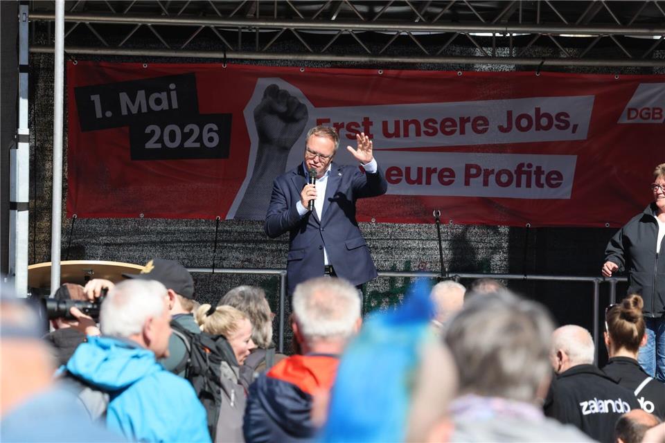 Thüringens Ministerpräsident Mario Voigt kündigt unter anderem Verbesserungen für Azubis an.Bodo Schackow/dpa