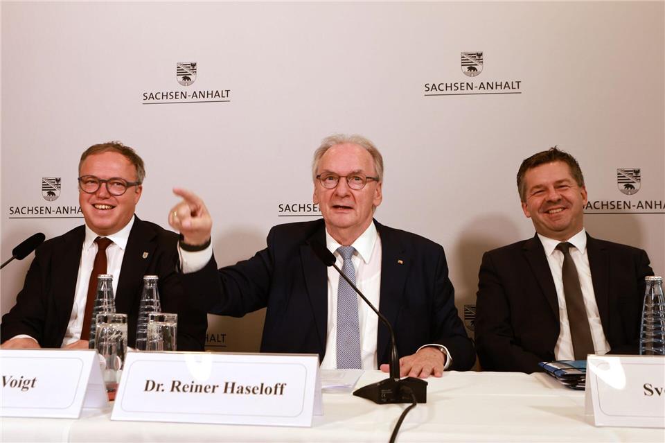 Thüringens Ministerpräsident Mario Voigt (links, alle CDU) mit Partei- und Amtskollegen Reiner Haseloff (Mitte): Sven Schulze (rechts) könnte neuer Regierungschef in Sachsen-Anhalt werden. Matthias Bein/dpa