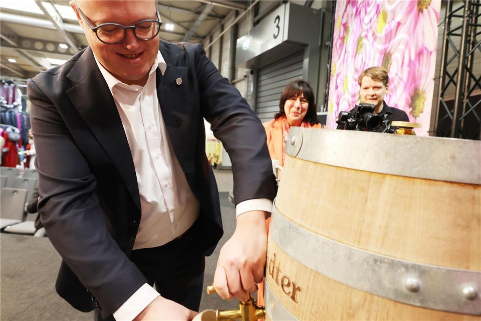 Thüringens Ministerpräsident Mario Voigt schlug bei der „Thüringen-Ausstellung“ ein Bierfass an.Bodo Schackow/dpa