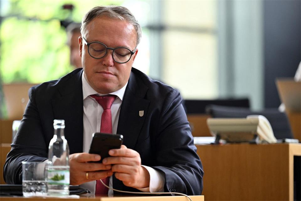 Thüringens Ministerpräsident Mario Voigt spürt im Kampf um seinen Doktortitel ein Dilemma. Martin Schutt/dpa