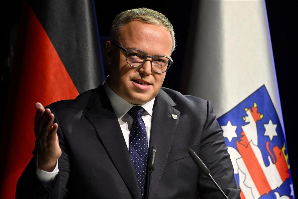 Thüringens Ministerpräsident Mario Voigt stellt beim Landessportbund eine höhere Förderung für kommunale Sportstätten in Aussicht. (Archivbild) Martin Schutt/dpa
