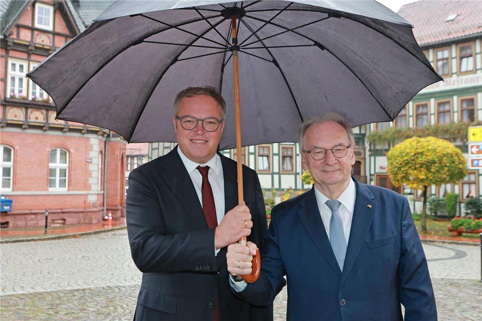 Erfurt und Magdeburg wollen gemeinsamen Hochwasserschutz Thüringens Ministerpräsident Mario Voigt und Sachsen-Anhalts Ministerpräsident Reiner Haseloff (beide CDU) trafen sich bei einer gemeinsamen Kabinettssitzung im Harz.Matthias Bein/dpa