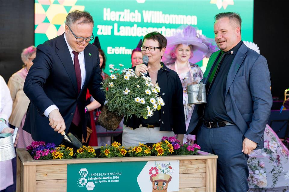 Thüringens Ministerpräsident Voigt (links) ist bei der Eröffnung der Landesgartenschau dabei. Michael Reichel/dpa