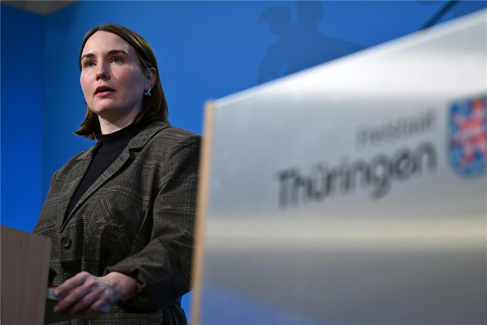 Thüringens Sozialministerin Katharina Schenk (SPD) sieht Bedarf an Beratungsangeboten für Betroffener sexualisierter Gewalt im digitalen Raum. (Archivbild)Martin Schutt/dpa