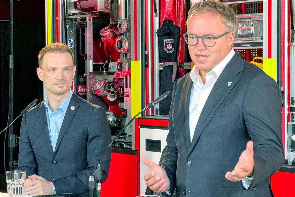 Thüringens Staatskanzleichef Stefan Gruhner und Ministerpräsident Mario Voigt (beide CDU) sind vom Haushaltsentwurf überzeugt. Entscheiden muss aber das Parlament. (Archivbild)Michael Reichel/dpa