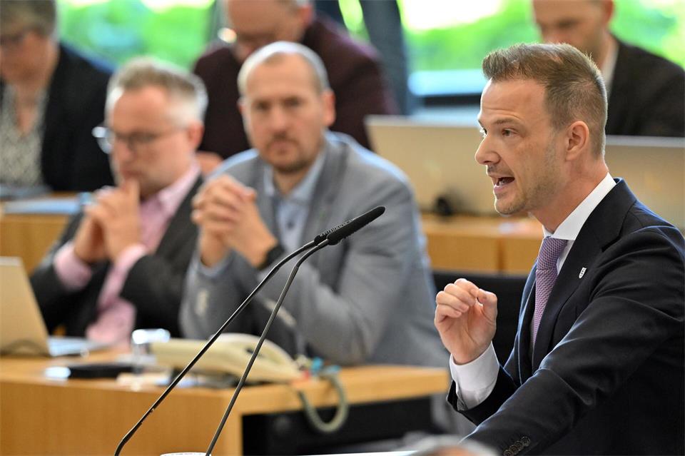 Thüringens Staatskanzleichef Stefan Gruhner wirft der AfD-Fraktion Doppelmoral vor. (Archivbild)Martin Schutt/dpa