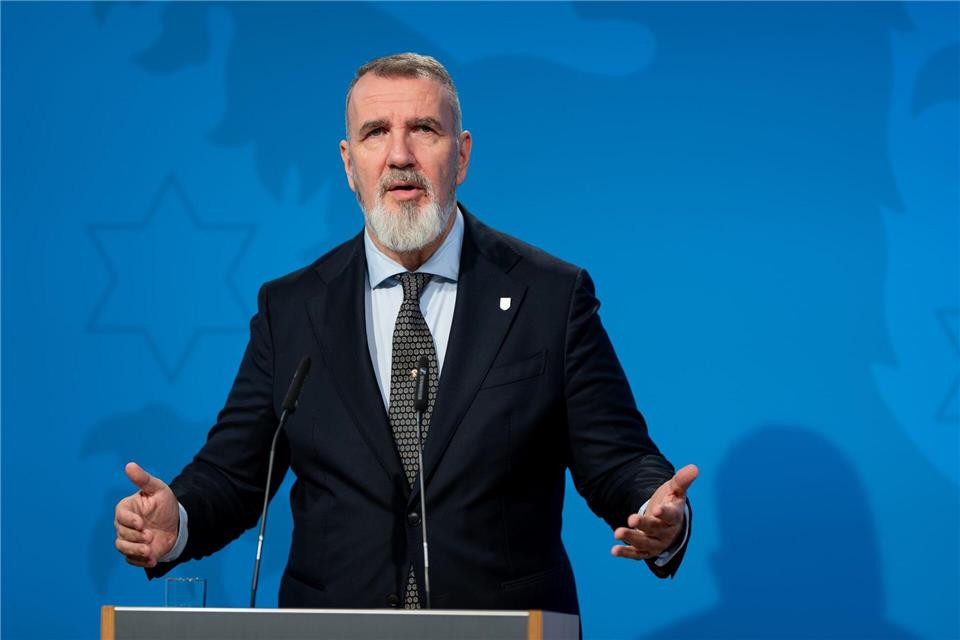 Thüringens Verkehrsminister Steffen Schütz (BSW) ist überzeugt, dass der Ausbau der Mitte-Deutschland-Verbindung doch noch realisiert werden kann. (Archivbild)Jacob Schröter/dpa