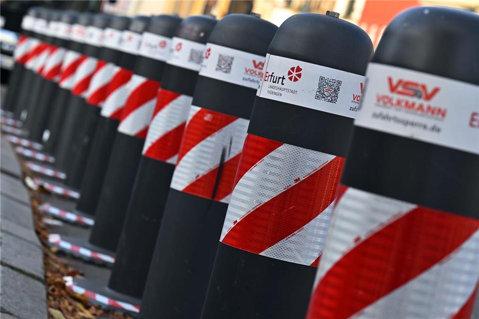 Thüringens größte Städte - wie hier in Erfurt - verschärfen in diesem Jahr ihre Sicherheitsvorkehrungen für Weihnachtsmärkte.Martin Schutt/dpa