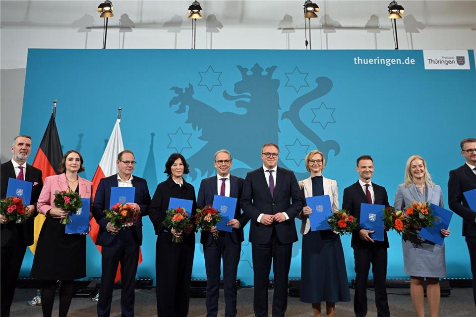 Thüringens neuer Ministerpräsident Mario Voigt (CDU, 6. v. l.) hat nun auch ein Kabinett. Martin Schutt/dpa