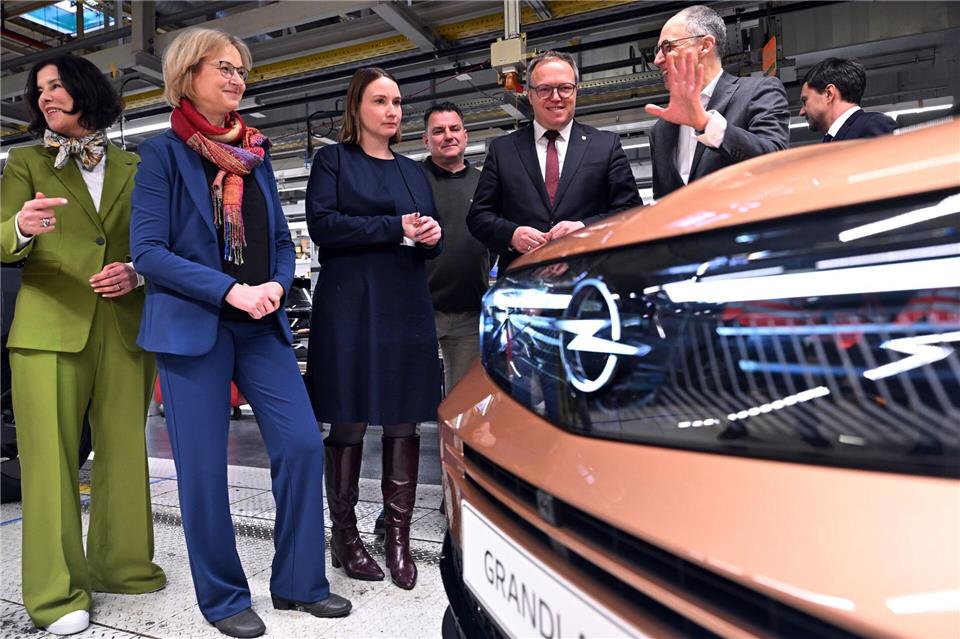 Thüringer Regierungsmitglieder bei Opel in Eisenach. Das Kabinett kommt bei einer auswärtigen Sitzung zusammen. Martin Schutt/dpa