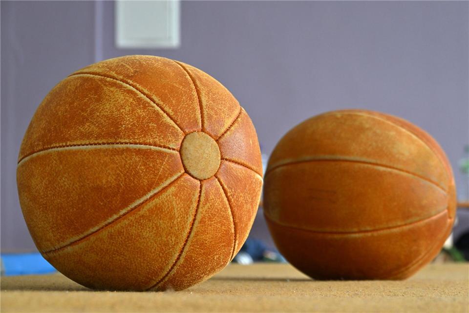 Thüringer Schulen können im kommenden Jahr auf rund 5,6 Millionen Euro Schulbudget zugreifen - und zum Beispiel für Sportkurse ausgeben. (Symbolbild)Martin Schutt/dpa