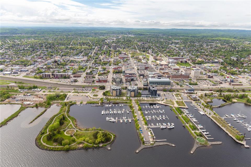 Thunder Bay am Oberen See hat über 100.000 Einwohner, einen wichtigen Handelshafen und eine moderne Marina für Wassertourismus und Hobby-Skipper.Roland Bast/Tourism Thunder Bay/dpa-tmn